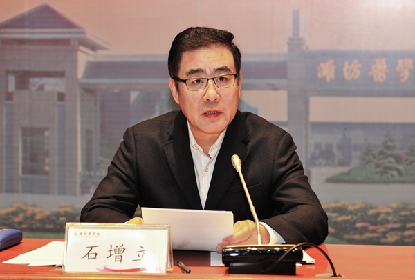 校党委书记石增立主持报告会