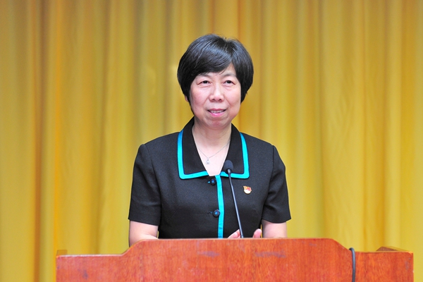 校党委副书记张潍华主持报告会 校党委副书记张潍华主持报告会