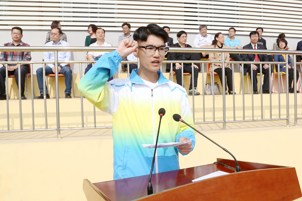 裁判员代表李知非宣誓 裁判员代表李知非宣誓