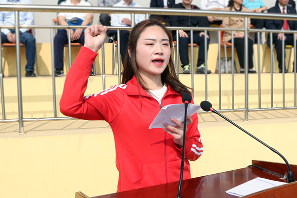 运动员代表姜丰宣誓 运动员代表姜丰宣誓