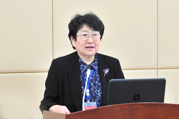 专家组副组长、吉林大学迟宝荣教授主持反馈会