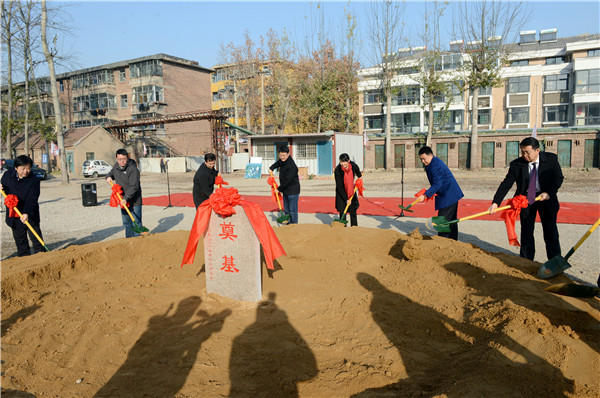 各位领导为教学科研病房综合楼项目奠基