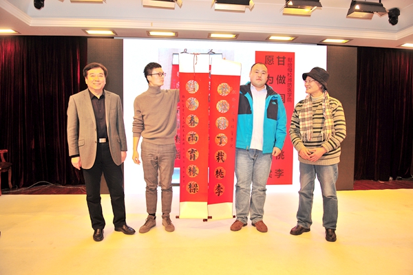 书法家沈新中向学校赠送书法作品