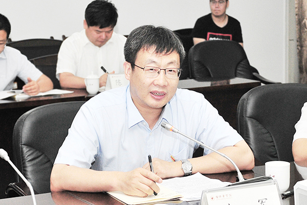 beat365副校长，挂职青岛大学党委常委、副校长刘军主持签约仪式