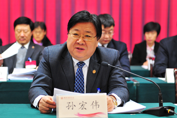 会主席团副主席、副校长孙宏伟主持会议