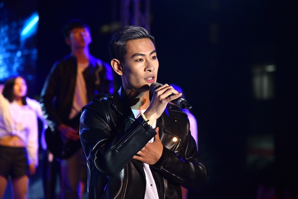 乐队表演《河流》