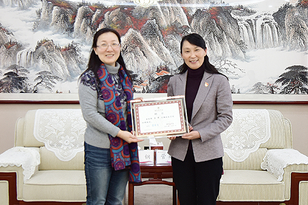 校长管英俊为吕军颁发聘书