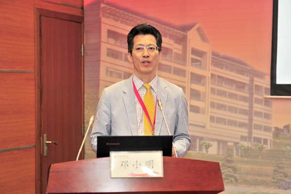 中国高等教育学会麻醉学教育学组组长邓小明教授作报告 中国高等教育学会麻醉学教育学组组长邓小明教授作报告