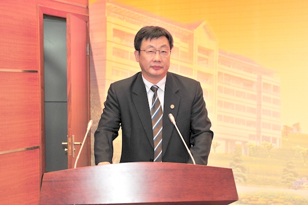 副校长刘军教授主持论坛开幕式 副校长刘军教授主持论坛开幕式