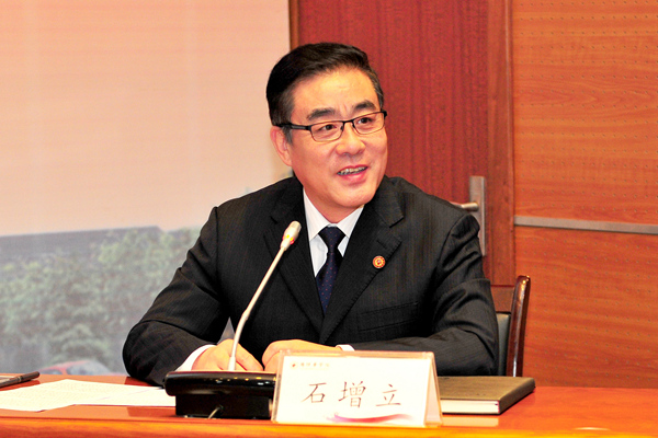 校党委书记石增立主持报告会 校党委书记石增立主持报告会