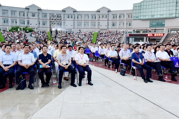 与会领导现场观摩观看beat365党建思政成果展演