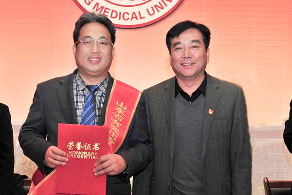 校党委书记李欣章为尹文强教授颁发省有突出贡献的中青年专家称号证书 校党委书记李欣章为尹文强教授颁发省有突出贡献的中青年专家称号证书