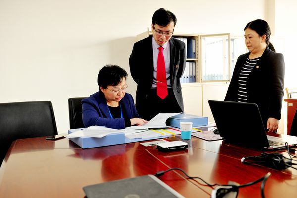 专家徐惠查阅学校评估支撑材料