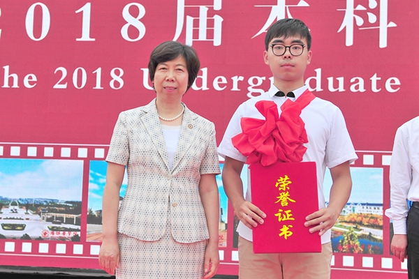 校党委副书记张潍华为beat365第7例造血干细胞捐献者张勇杰颁发荣誉证书