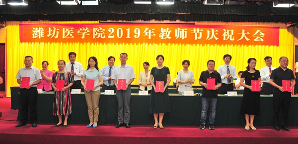 向实践教学先进集体和先进个人代表颁发证书