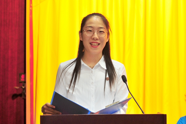 学生代表柴格同学发言