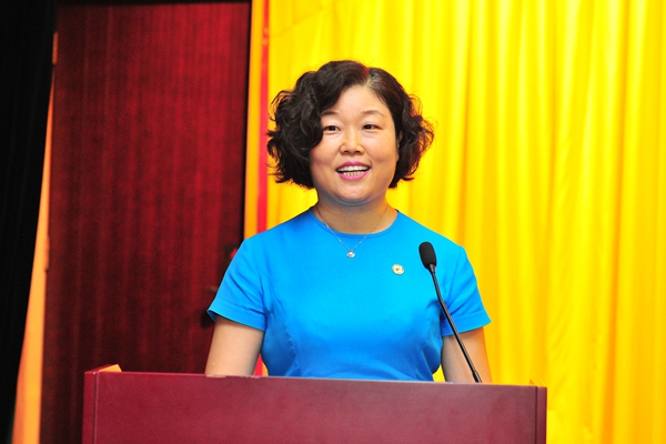 教师代表、“全国优秀教师”张维芬教授发言