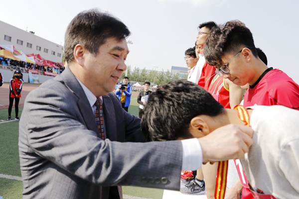 校党委书记李欣章为获奖运动员颁奖
