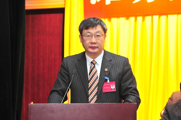 刘军作《潍坊医学院绩效工资分配实施意见（试行）》的说明