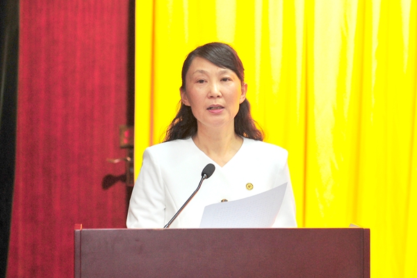 管英俊向大会作工作报告