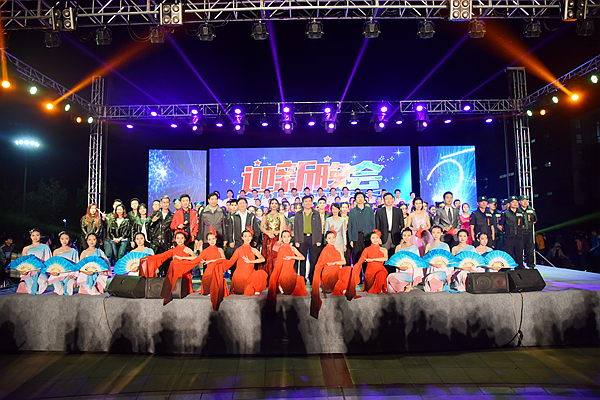 校领导与晚会演出人员合影 校领导与晚会演出人员合影