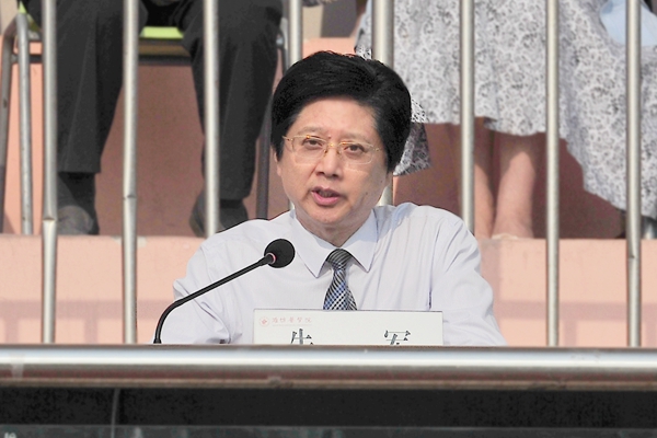 副院长朱军主持开学典礼