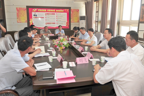 校领导与当地负责同志座谈