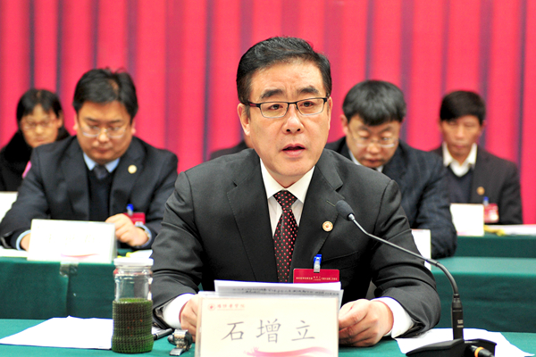 校党委书记石增立主持会议并讲话