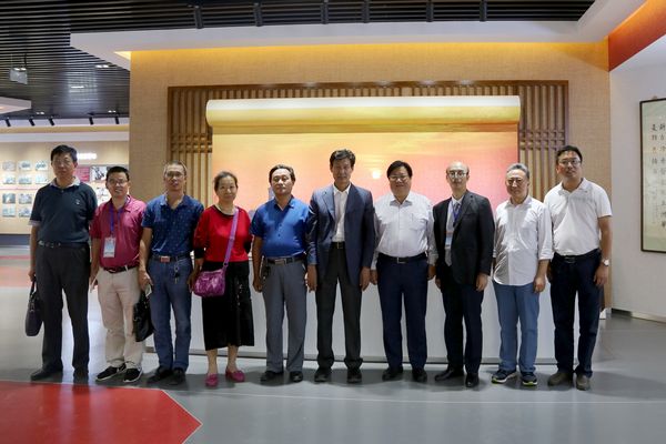 与会专家参观中国肢体畸形残障医学展览馆