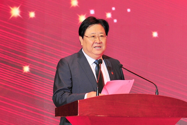 副校长孙宏伟主持大会