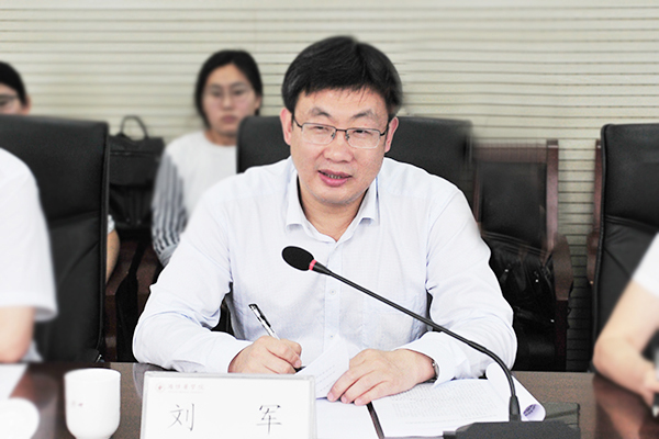 副校长刘军主持会议 副校长刘军主持会议