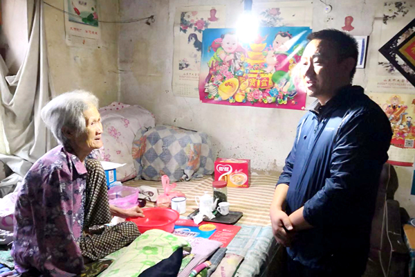 王坤看望独居老人