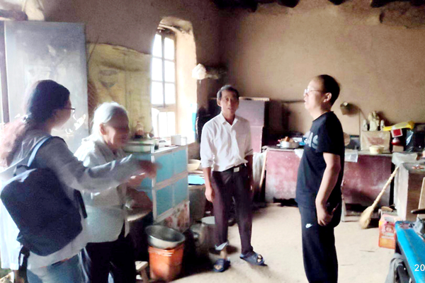 风雨中看望住在危房的老人