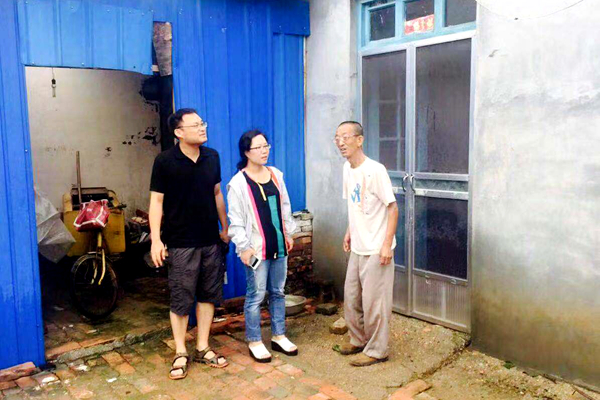 张立、李洪刚帮助村民检查房屋设施