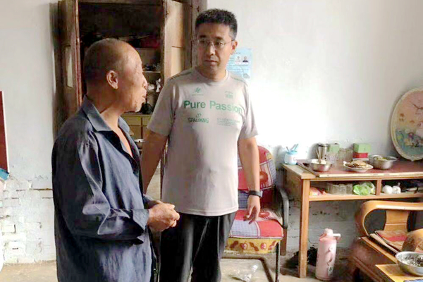 高凯到村民家走访