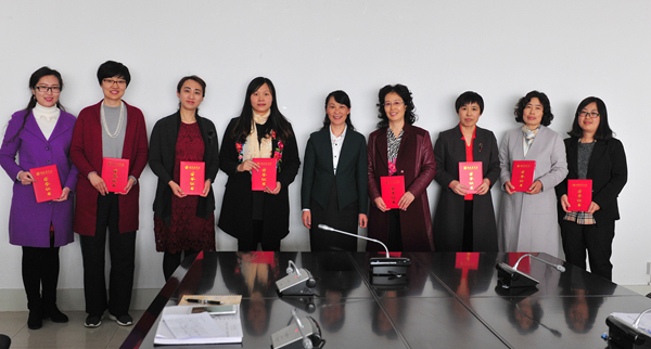 校长管英俊为beat365“巾帼建功”先进个人颁奖