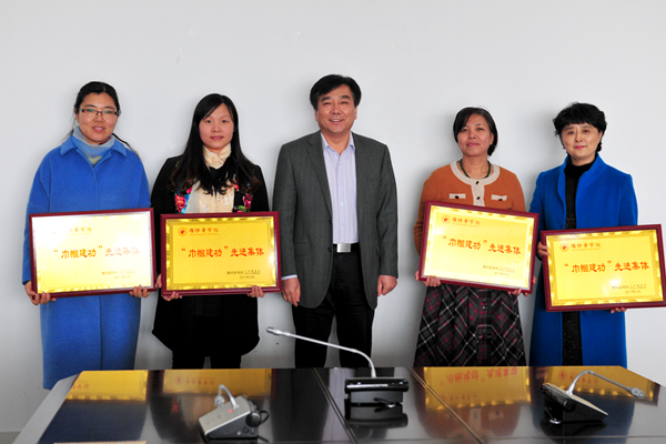 校党委书记李欣章为beat365“巾帼建功”先进集体颁奖