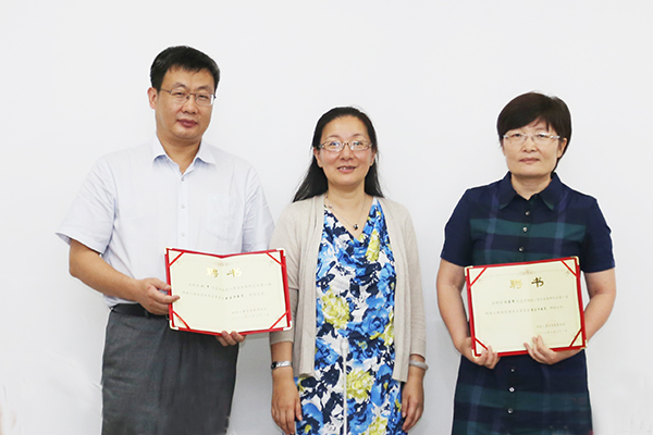 吕军为副主任委员冯善伟、刘军颁发聘书