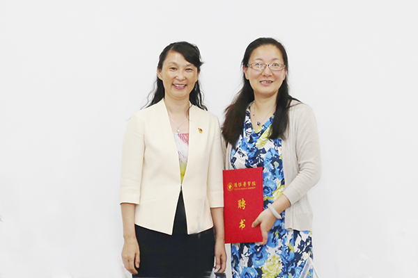 管英俊为研究院院长吕军颁发聘书