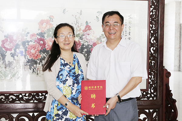 吕军为研究院顾问委员会委员毛宗福颁发聘书