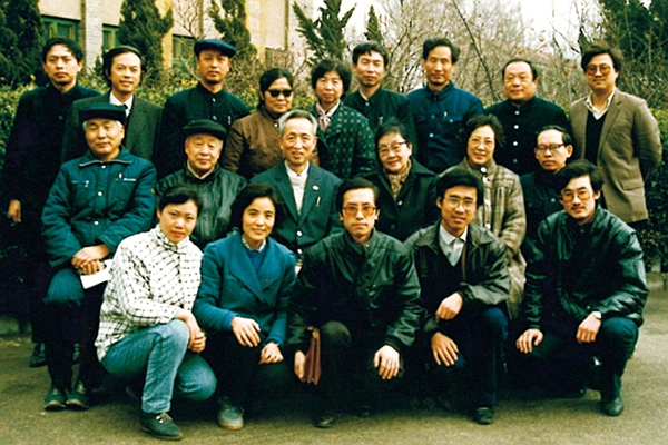 1986年潍坊医学院获眼科学硕士学位授予权,谢立信教授为首位硕士研究生导师,图为首届硕士研究生通过论文答辩毕业合影 1986年潍坊医学院获眼科学硕士学位授予权,谢立信教授为首位硕士研究生导师,图为首届硕士研究生通过论文答辩毕业合影