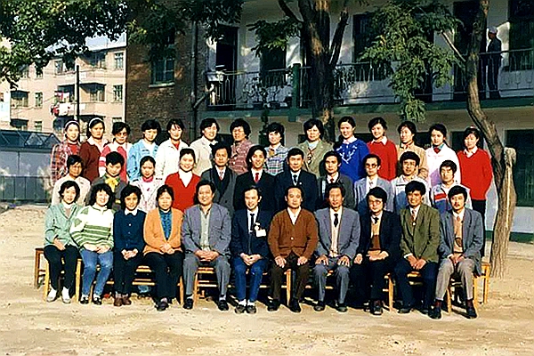 在上世纪80年代,谢立信教授在潍坊医学院培养了最早一批眼科医疗团队 在上世纪80年代,谢立信教授在潍坊医学院培养了最早一批眼科医疗团队