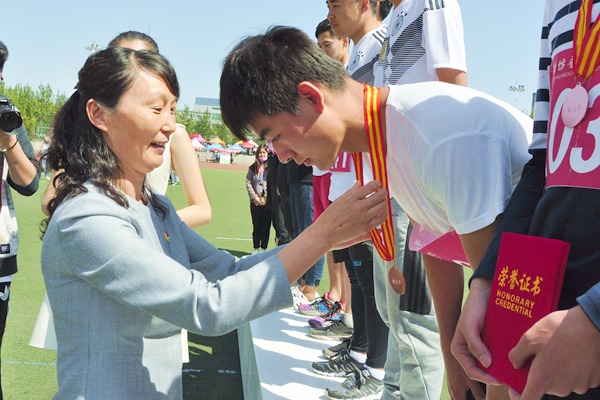 校长管英俊为运动员颁奖