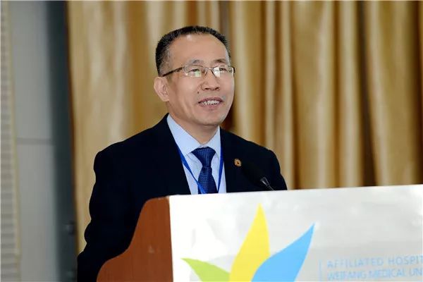 附属医院院长胡温庭作工作汇报