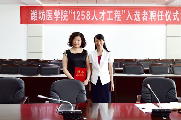 校长管英俊为入选人员颁发聘书