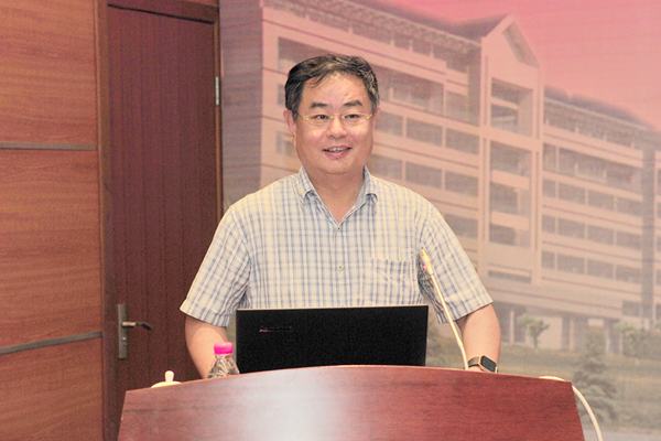 青岛大学校长夏东伟教授作专题报告