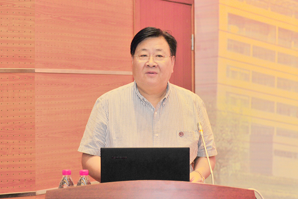 副院长孙宏伟作《博士人才培养项目建设及验收评估工作总结报告》