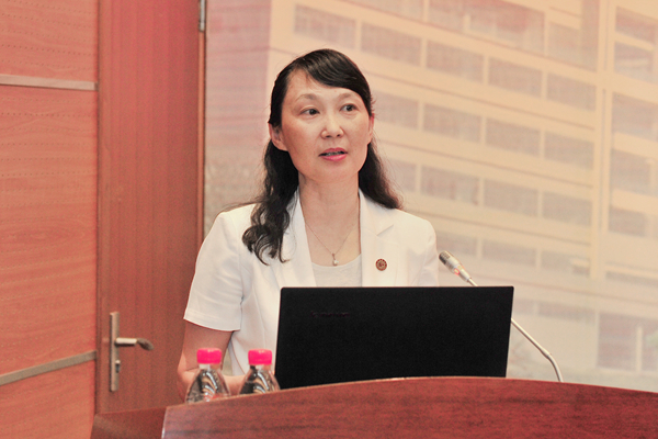 院长管英俊作工作报告