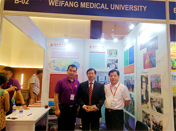 马占武总领事和山东省教育厅领导到访beat365展台 马占武总领事和山东省教育厅领导到访beat365展台