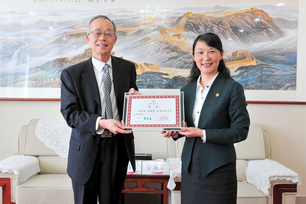 校长管英俊为陈锡喜教授颁发聘书